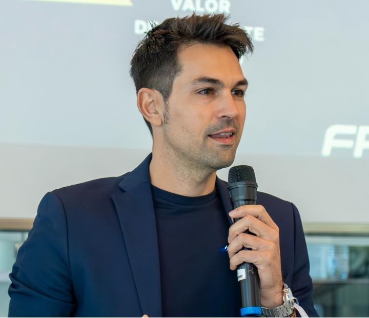 Álex Vallés dando una ponencia con micrófono